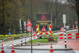 Tijdelijke verkeersmaatregelen met LED-tekstwagen, waarschuwingsborden en wegafzetting bij wegwerkzaamheden