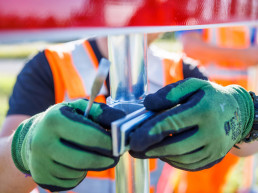 Medewerker van Versluys Verkeerstechniek werkt aan verkeersbebording met focus op duurzame materialen en hergebruik van verkeersmiddelen.