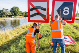Versluys Verkeerstechniek plaatst tijdelijke betonning en signalering op een vaarweg