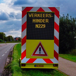 Mobiele LED-tekstwagen toont Verkeershinder N229 — calamiteitendienst Versluys Verkeerstechniek