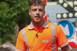 Sebastiaan Stolk, monteur bij Versluys Verkeerstechniek, in oranje veiligheidshesje