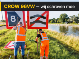 Medewerkers van Versluys Verkeerstechniek bespreken technische tekeningen bij een vaarweg met werkvaartuig en verkeersmaatregelen.