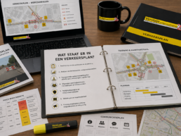 Werktafel met verkeersplan, kaartmateriaal, risicoanalyse en verkeersmaatregelen voor wegwerkzaamheden.