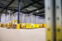 Werfmedewerker magazijn Versluys Verkeerstechniek in Vijfhuizen tussen bebording en afzetmateriaal